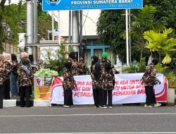 Berbagai Ormas Turun ke Jalan Berbagi Ta’jil, Berikan Dukungan Solidaritas Kepada TNI  