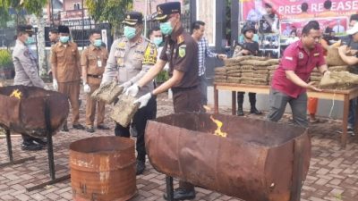Kapolres AKBP Yudho Huntoro, S.I.K, M.I.K Pimpin Lansung Pemusnahan 100 Kg Narkotika Jenis Ganja