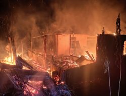 Kebakaran Hebat di Lubuk Sudah, Rumah Warga Ludes, Babinsa Bergerak Cepat