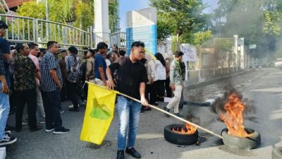 Demo di Kejati Sumbar, Minta Usut Kasus Lahan Hutan di Solsel, Minta Kajati Mundur