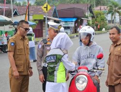 SMKN 1 Lubuk Sikaping dan Satlantas Pasaman Bagikan Bendera Merah Putih Sambil Edukasi Tertib Lalu Lintas
