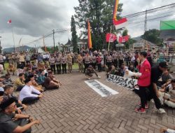 Pemimpin Daerah Pasaman Duduk Bersila Bersama GMNI dan HMI di Halaman Kantor DPRD