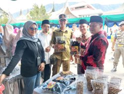 Bupati Welly Suhery Apresiasi “Hand Made” Karya Rutan Lubuk Sikaping di Bazar HUT Ke 80 Pasaman