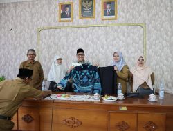 Serahkan Bantuan Batik di Empat Sekolah, Ketua DPRD Sumbar Terima Aspirasi Guru Soal Beasiswa S2 dan Status PPPK