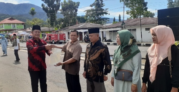 Penyerahan sertipikat PTSL secara simbolis ke pada 13 orang yang mewakili 13 Nagari yang ada di Kabupaten Pasaman