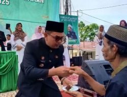 Penuh Haru, Wabup Parulian Bagikan Potongan Kue HUT ke-80 Pasaman sebagai Simbol Kebersamaan