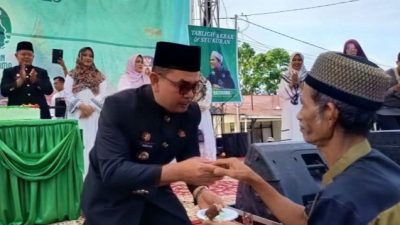 Penuh Haru, Wabup Parulian Bagikan Potongan Kue HUT ke-80 Pasaman sebagai Simbol Kebersamaan