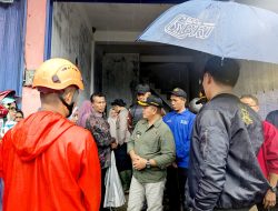 Serahkan Bantuan dan Temui Warga Terdampak, Bupati Welly Tinjau Titik Banjir dan Longsor