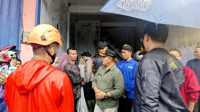 Serahkan Bantuan dan Temui Warga Terdampak, Bupati Welly Tinjau Titik Banjir dan Longsor