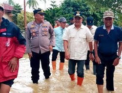 Sisir Lokasi Banjir, Bupati Welly Jalan Kaki Tinjau Warga Terdampak di Rao Selatan