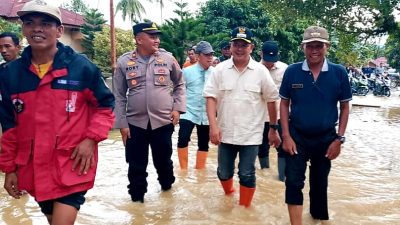Sisir Lokasi Banjir, Bupati Welly Jalan Kaki Tinjau Warga Terdampak di Rao Selatan