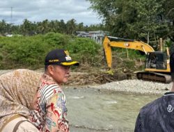 Mendesak, Bupati Welly Keluarkan Kocek Sendiri Tangani Abrasi Batang Pakau