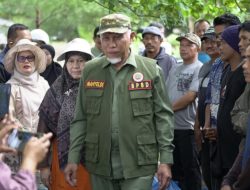 Tak Bisa Melaut Dua Minggu, 205 Nelayan Pasia Nan Tigo Terima Bantuan dari Gubernur Mahyeldi