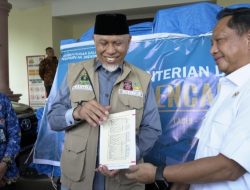 Mendagri Tito Karnavian Serahkan Bantuan untuk Warga Terdampak Bencana di Sumbar