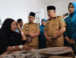 Peduli Kemanusiaan, Bupati Welly Bezuk dan Jamin Biaya Pengobatan Ibu Saudah di RS Tuanku Imam Bonjol