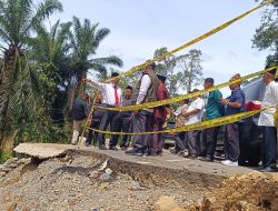 Tinjau Jalan Terdampak Bencana di Talu, Mahyeldi Menilai Pengalihan Jalur yang Lebih Aman