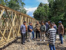 Bupati Pasaman Tinjau Progres Pemasangan Jembatan Bailey di Sungai Lasi Mapat Tunggul