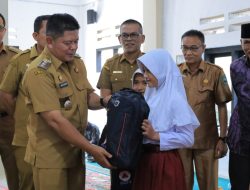 Pastikan Hak Belajar Anak, Bupati Pasaman Serahkan Bantuan untuk Siswa SD 12 Koto Kaciak