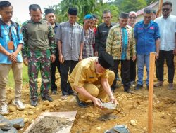 Gubernur Apresiasi Gotong Royong Warga Kampung Talang Bangun Huntara dan Surau Pascabencana