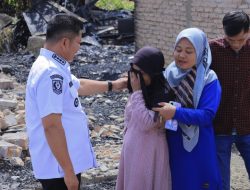 Bupati Welly Sambangi Korban Kebakaran, Peluk Yusraini dan Serahkan Bantuan