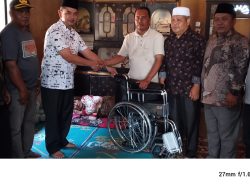 Wujud Kepedulian Sosial, Wakil Bupati Pasaman Serahkan Kursi Roda kepada Lansia Penderita Stroke   