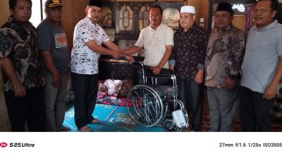Wujud Kepedulian Sosial, Wakil Bupati Pasaman Serahkan Kursi Roda kepada Lansia Penderita Stroke   
