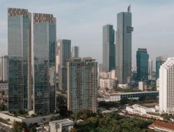 Anomali Ekonomi 2025: Kredit Mobil Minus, Gesek Kartu Kredit Melonjak 70%. Ada Apa dengan Daya Beli?