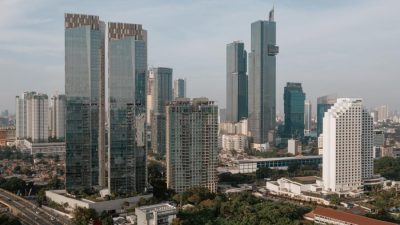 Anomali Ekonomi 2025: Kredit Mobil Minus, Gesek Kartu Kredit Melonjak 70%. Ada Apa dengan Daya Beli?