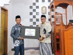 Safari Ramadan, Donizar Serahkan Hibah Rp50 Juta untuk Masjid Rahmatullah Tikalak