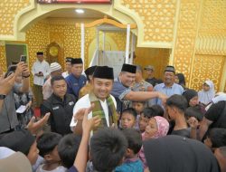 Wagub Sumbar Serahkan Dana Hibah Safari Ramadan dan 100 Paket Perlengkapan Sekolah di Masjid Raya Taluk