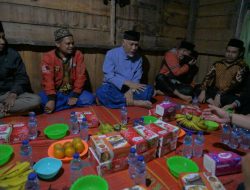 Sahur Bersama Warga, Gubernur Mahyeldi Serahkan Bantuan Bedah Rumah untuk Keluarga Kurang Mampu di Pasaman