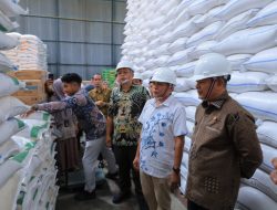 Pastikan Stabilitas Pangan Pasca Lebaran, Bupati Pasaman Tinjau Gudang Bulog Batuang Baririk