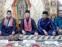 Rano Karno dan Bupati Welly Suhery “Makan Bajamba” di Rumah Pusaka Keluarga di Bonjol