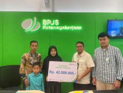 BPJS Ketenagakerjaan Serahkan Santunan Kematian Rp42 Juta dan Beasiswa Rp84 Juta untuk Anak Perangkat Nagari di Pasaman