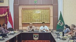 Sekdaprov Arry Yuswandi Lepas Keberangkatan Kontingen Sumbar Menuju Pesparawi Nasional XIV di Papua