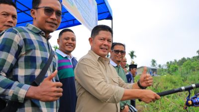 Bupati Pasaman Welly Suhery melakukan lemparan pertama mata pancing sebagai tanda resmi dibukanya kawasan ikan larangan Batang Sumpu Kampuang Pauh Nan Limo Induak, Nagari Pauh, Kecamatan Lubuk Sikaping, Sabtu (4/7/2026). Tradisi tersebut menjadi simbol pelestarian lingkungan, penguatan nilai adat, serta upaya meningkatkan kesejahteraan masyarakat.