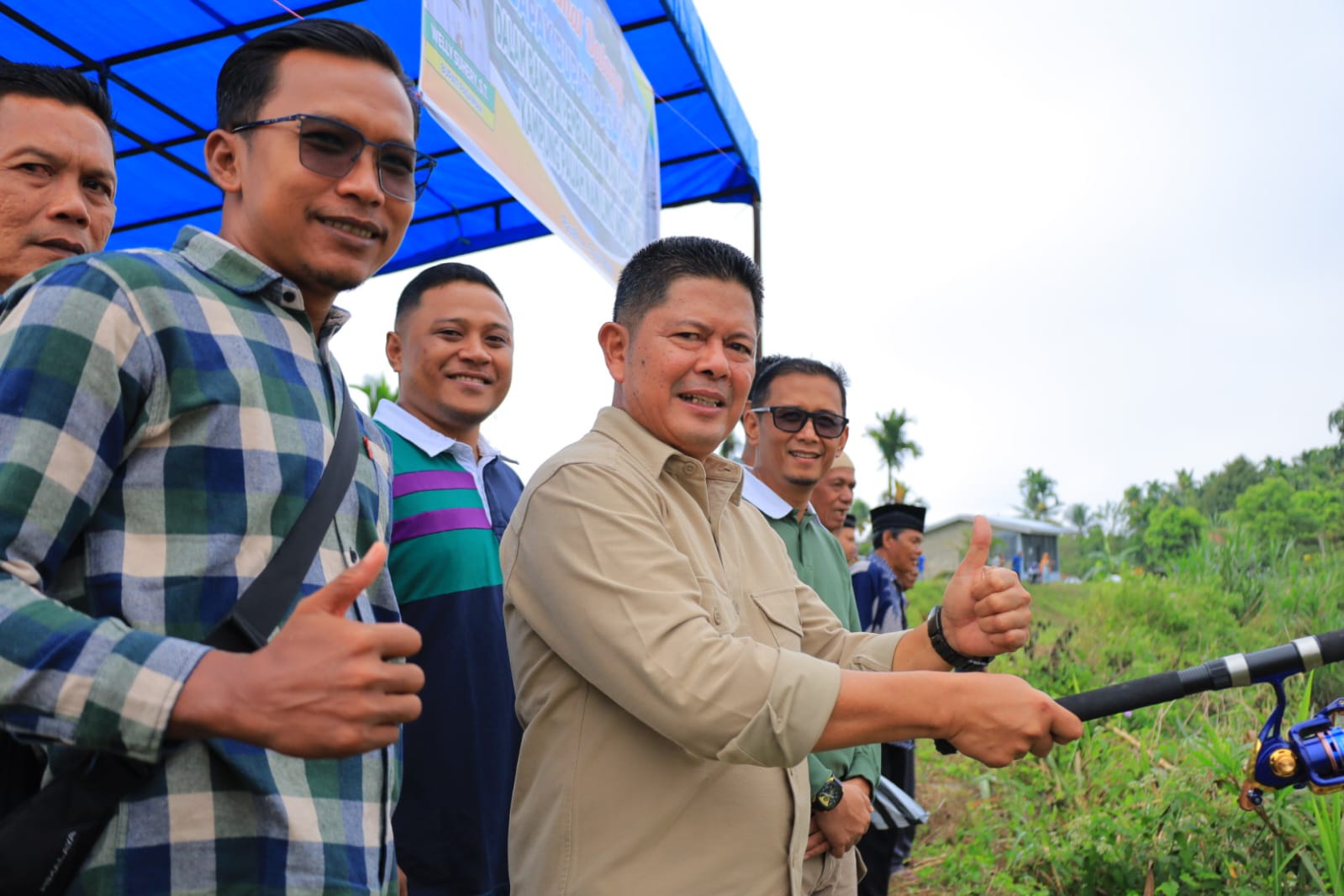 Bupati Pasaman Welly Suhery melakukan lemparan pertama mata pancing sebagai tanda resmi dibukanya kawasan ikan larangan Batang Sumpu Kampuang Pauh Nan Limo Induak, Nagari Pauh, Kecamatan Lubuk Sikaping, Sabtu (4/7/2026). Tradisi tersebut menjadi simbol pelestarian lingkungan, penguatan nilai adat, serta upaya meningkatkan kesejahteraan masyarakat.