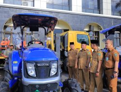 Percepat Progul Pertanian, Bupati Welly Kukuhkan Brigade Alsintan untuk Layanan Bajak Sawah Gratis