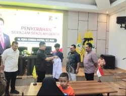 Wakil Ketua DPRD Sumbar M. Iqra Chissa Salurkan Seragam dan Tas Sekolah Gratis untuk Puluhan Siswa Kurang Mampu di Padang