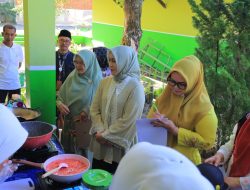 Ny Lusi Buka Lomba Masak Nasi Goreng dan Jus Merah Putih di SDN 05 Pauh, Kelas 1A Diapresiasi