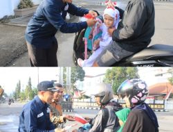Ketua DPRD Pasaman Bagikan Bendera Merah Putih Gratis, Kobarkan Semangat Nasionalisme Jelang HUT RI ke-81