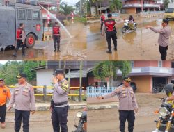 Polres Pasaman Bersihkan Fasilitas Umum Pasca Banjir di Lubuk Sikaping