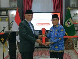 Dilantik Gubernur Mahyeldi, Yozarwardi Naik jadi Asisten II
