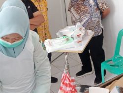Tersengat Kabel Listrik hingga Luka Bakar Serius, Bupati Welly Suhery Jenguk Anis di RSUD TIB