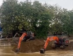BWS Sumatera V Gandeng PT Nindya Karya Keruk Sedimen Batang Kuranji, Pulihkan Aliran Sungai dan Antisipasi Banjir 