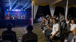 Hujan Tak Surutkan Antusiasme Warga Koto Tangah, Aciak Hadirkan Penyanyi Legendaris Minang dalam Malam Hiburan Penuh Keakraban