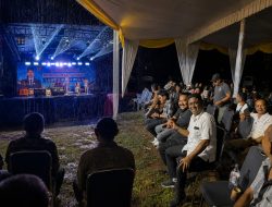 Hujan Tak Surutkan Antusiasme Warga Koto Tangah, Aciak Hadirkan Penyanyi Legendaris Minang dalam Malam Hiburan Penuh Keakraban