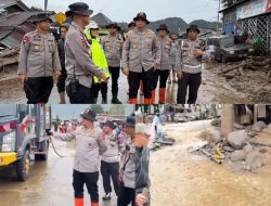 Kapolda Sumbar Pimpin Penanganan Galodo Arosuka, 300 Personel Dikerahkan Cari Warga yang Hilang