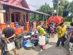 Pasca-Banjir Padang, BPBD Kota Padang Salurkan Air Bersih Kemasyarakat