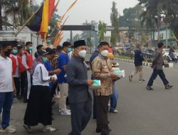 Antisipasi Dampak Kabut Asap, Ketua DPRD Nelfri Asfandi, Bupati Welly Suhery, Wabup Parulian dan Karang Taruna Bagikan Masker Gratis ke Masyarakat